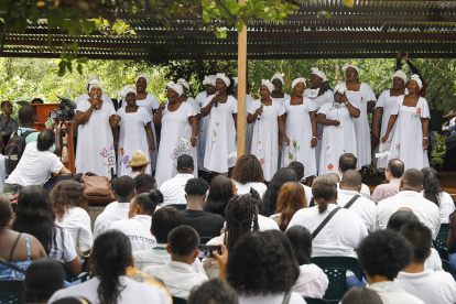 Las cantadoras de Pogue participan este jueves en la conmemoración de los 22 años de la masacre de Bojayá, en la que murieron más de 100 personas