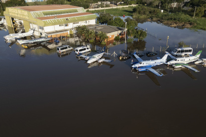 Fotografía aérea donde se observan unos aviones en una pista inundada este lunes, en el Aeropuerto Internacional Salgado Filho de Porto Alegre (Brasil).
