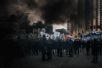 Policías custodian una calle durante un piquete convocado por la Unión de Trabajadores de la Economía Social (UTEP) este martes en Vicente López, Buenos Aires (Argentina).