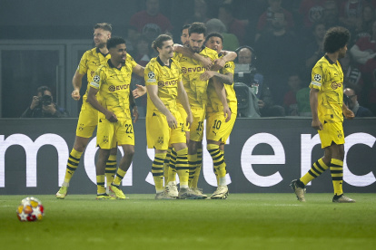 Mats Hummels (C) de Borussia Dortmund celebra el gol junto a sus compañeros