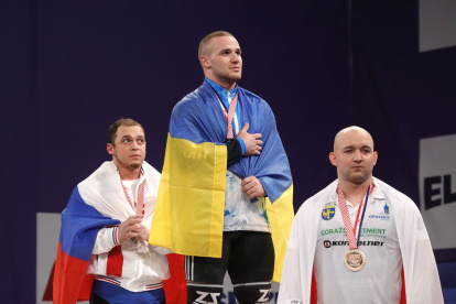 Oleksandr Pielieshenko (c) como campeón de Europa en pesas.