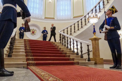 El presidente ruso Vladimir Putin (centro) camina hacia la ceremonia de inauguración en el Kremlin, en Moscú, Rusia, el 7 de mayo de 2024.