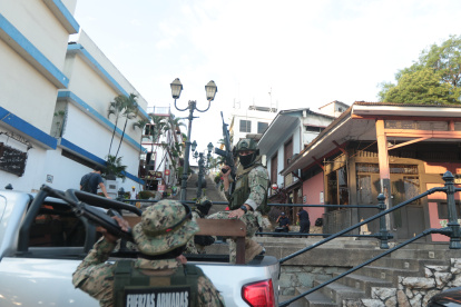 Efecto. La tarde del lunes 6 de mayo acudieron policías y militares al barrio, específicamente en las escalinatas. Esto ocurrió luego de que se viralizó el video del asalto en el lugar. La comunidad espera que la vigilancia sea constante, no solo por un día o cuando suceda algún atraco. 2. Rutina. A la par de uniformados, acudieron turistas extranjeros al sitio. 
===