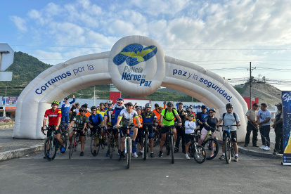 Decenas de ciclistas de los Ceibos tomaron la iniciativa por su seguridad entre comunidad y la policía.