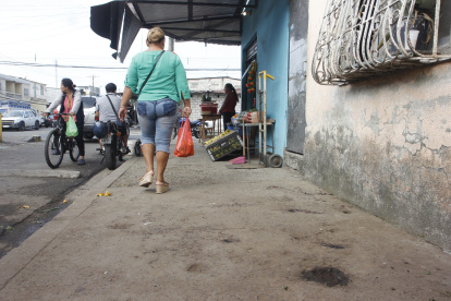 Acto. En el sitio aún había rastros de sangre. La víctima cayó en la acera.