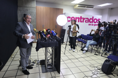 El candidato presidencial opositor de Venezuela Enrique Márquez ofrece una rueda de prensa este martes en Caracas (Venezuela).