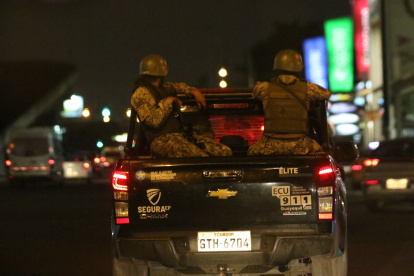 En marzo, la Corte Constitucional dijo en su dictamen 2-24-EE/24 que la existencia del conflicto armado interno no depende del reconocimiento del régimen o de un estado de excepción. Por lo tanto “el presidente de la República puede y debe” movilizar a las Fuerzas Armadas según lo considere.