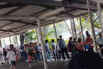 Decenas de ciudadanos esperaron varias horas para ser atendidos.