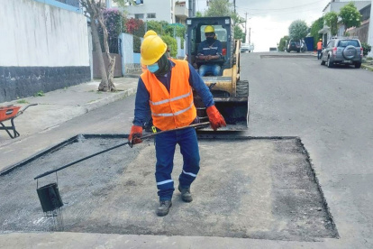 En la av. Oswaldo Guayasamín, en el tramo entre el puente del río Machángara hacia Cumbayá, se iniciaron los trabajos.