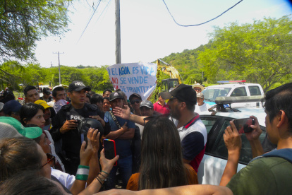 Protesta. Los moradores y turistas se oponen a la intervención inmobiliaria privada en el estero Oloncillo.