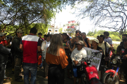 Los comuneros en Olón reclaman por la construcción en la zona protegida. Su rechazo a la tala de manglar se viralizó en redes.