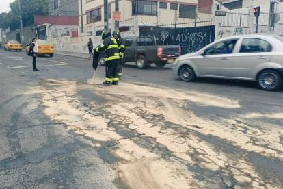 Tres carriles de la avenida en sentido sur-norte fueron cerrados mientras se realizan las tareas de limpieza.