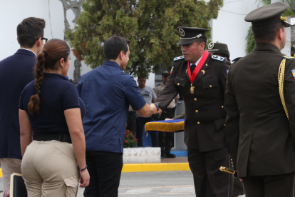 Daniel Noboa condecora a Policías.