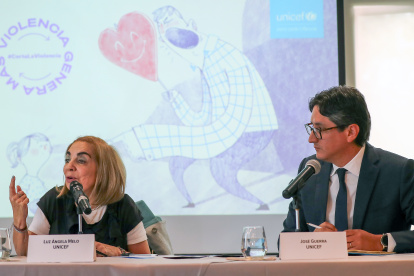 La representante del Fondo de las Naciones Unidas para la Infancia (Unicef) en Ecuador, Luz Ángela Melo, y el oficial de Protección a la Infancia de Unicef en Ecuador, José Luis Guerra.