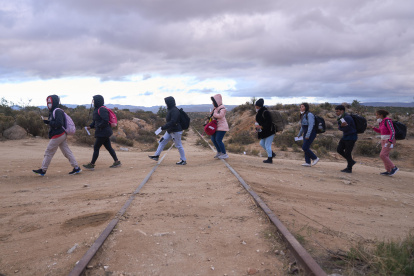 Un grupo de migrantes cruzando cerca a a la frontera de EE.UU con México en Jacumba, California. EE.UU.