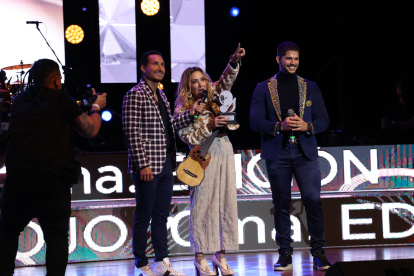 Digan lo que digan, La pregunta de cajón, Lo que te daría y A besos fueron las canciones que interpretó Mirella Cesa