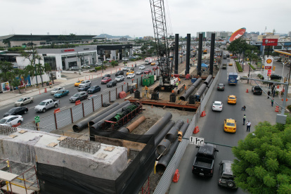 La estructura está en construcción. El tráfico se vuelve lento en los alrededores