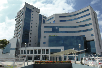 Fachada del edificio que agrupa a varias cámaras de la producción, en Guayaquil.