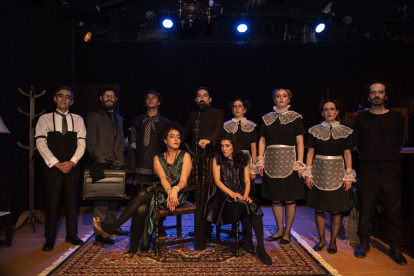 Con diez artistas en escena, "La doble y única mujer" se presenta actualmente en el Teatro Malayerba.