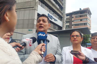 Uno de los voceros de Unidad Popular, en los exteriores de la Fiscalía, en Quito.