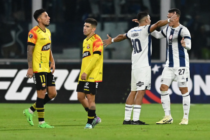 AMDEP1307. CÓRDOBA (ARGENTINA), 08/05/2024.- Ulises Ortegoza (2-i) y Juan Portilla (d) de Talleres celebran al final de un partido de la fase de grupos de la Copa Libertadores entre Talleres y Barcelona SC este miércoles, en el estadio Mario Alberto Kempes en Córdoba (Argentina). EFE/ Ariel Carreras