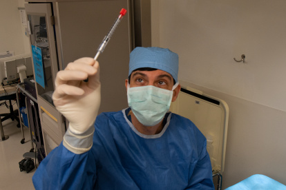 ason Comander, director del Servicio de Trastornos Hereditarios de Retina en hospital Mass General Brigham de Boston antes de realizar una cirugía del novedoso tratamiento