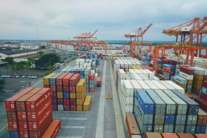 Terminal.- La actividad comercial en el Puerto de Guayaquil.