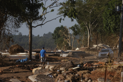 Un hombre camina por una calle en medio de los escombros tras el desbordamiento del río Taquari, en Cruzeiro do Sul, estado de Rio Grande do Sul (Brasil)