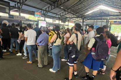 1. Filas. Decenas de personas se agolpan para lograr entrar a un bus en las paradas del centro. Se reclama la poca afluencia de las unidades.