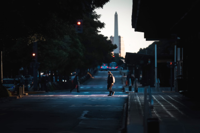 Varias personas caminan por una calle este jueves en Buenos Aires (Argentina). La calma es la norma general con que Argentina vive desde la medianoche.