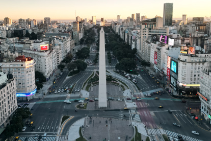 Fotografía que muestra la avenida 9 de julio y el obelisco este jueves en Buenos Aires (Argentina).