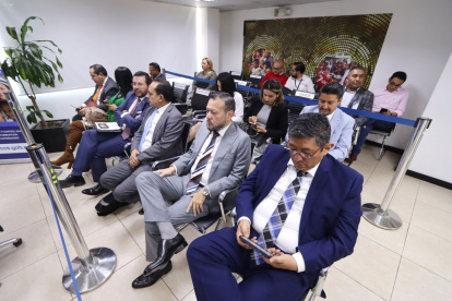 Aspirantes. Desde la derecha; Jorge Cristóbal Ballesteros, Daniel Frías y el último de la fila es Byron Guillén.