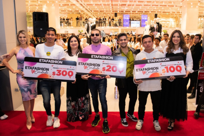 Los primeros tres clientes en ingresar, ganaron bonos de compra por $ 300. En la foto, junto a Wilma Román, Gabriel Juncal y Camila Camacho.