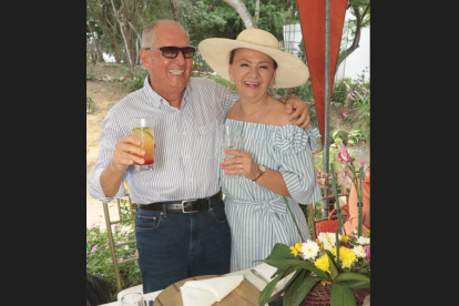 La cumpleañera junto a su esposo, Milton Luzuriaga.