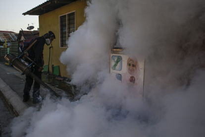 Un trabajador de salud fumiga para prevenir el contagio de dengue en un suburbio de Kuala Lumpur