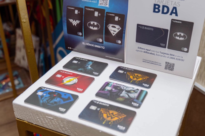 Plástico.- Las tarjetas que usa el Banco del Austro y por la que recibió un galardón.