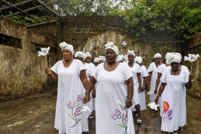 Las cantadoras de Pogue participan este jueves en la conmemoración de los 22 años de la masacre de Bojayá, municipio del departamento colombiano del Chocó.