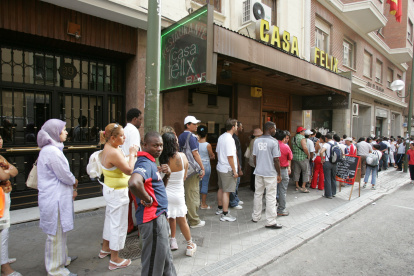 Foto de archivo de un numeroso grupo de inmigrantes guardando fila ante una oficina de la Seguridad Social en Madrid. EFE/Fernando Alvarado