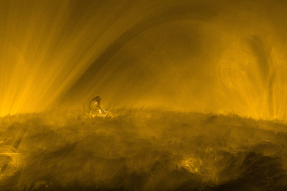 Captura de vídeo. Las regiones más brillantes rondan el millón de grados, mientras que el material más frío se ve oscuro al absorber la radiación.