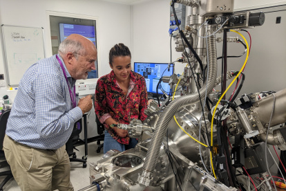 El profesor de la Universidad de Melbourne, David Jamieson, y la investigadora de la Universidad de Manchester, Maddison Coke, inspeccionan el sistema de iones focalizados usado para lograr silicio ultrapuro. Crédito: Universidad de Manchester