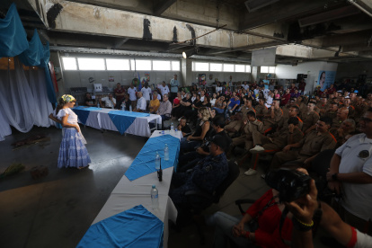Un interno de la cárcel de Tuluá actúa en la obra "El médico a palos", el 3 de mayo de  2024, en Tuluá (Colombia).