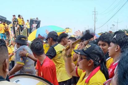 Yolanda Mero toca el bombo en la General Carlos Muñoz.