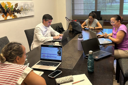 Acto. Sacerdotes y voluntarias preparan el contenido para sus oyentes.