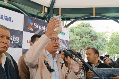 David Duchitanga, alcalde de Sígsig, expuso una pequeña muestra de agua tibia y con sedimentos flotando señalando que se trata del líquido del río Santa Bárbara.