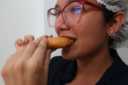 Producto. Una persona prueba una tortilla de la marca RickyZimo.