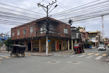 1. Cables. Yúnez dice que, de acuerdo con ordenanzas, las empresas telefónicas ya no pueden colocar más cables aéreos sobre los postes de alumbrado público.