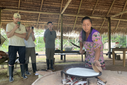 Vivencia. Los turistas observan la preparación del ‘casabe’, una tortilla de yuca, un alimento típico de los siona.