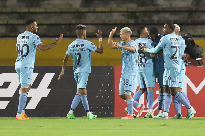 AMDEP1550. QUITO (ECUADOR), 09/05/2024.- Jugadores de Católica celebran un gol de José Fajardo este jueves, en un partido de la fase de grupos de la Copa Sudamericana entre Católica y La Calera en el estadio Olímpico Atahualpa en Quito (Ecuador). EFE/ José Jácome