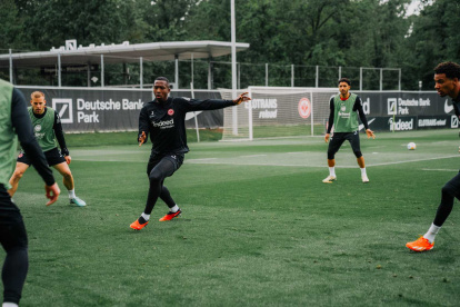 El defensor ecuatoriano William Pacho entrena previo al partido ante Borussia Mönchengladbach