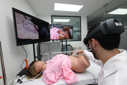 Panorama. La tecnología acerca a una realidad virtual a los estudiantes en sus distintas prácticas médicas.